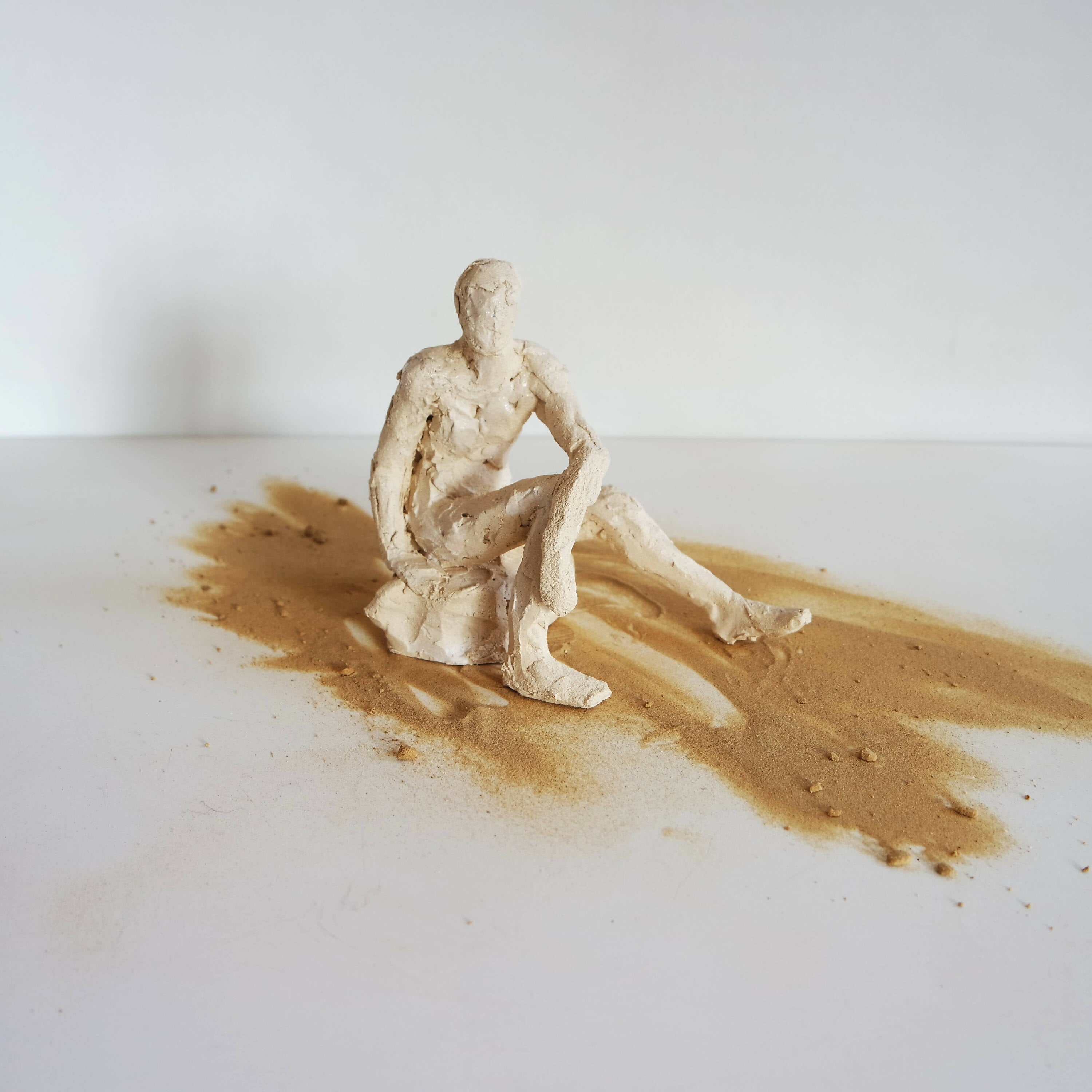 Sculpture Homme assis sur socle grès blanc | EMPREINTES Paris | EMPREINTES Paris