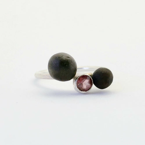 Bague en porcelaine boules noires mat et spinelle rose | EMPREINTES Paris - EMPREINTES Paris