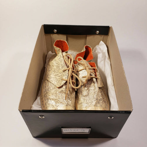 Sculpture papier Une paire de basket | EMPREINTES Paris - EMPREINTES Paris