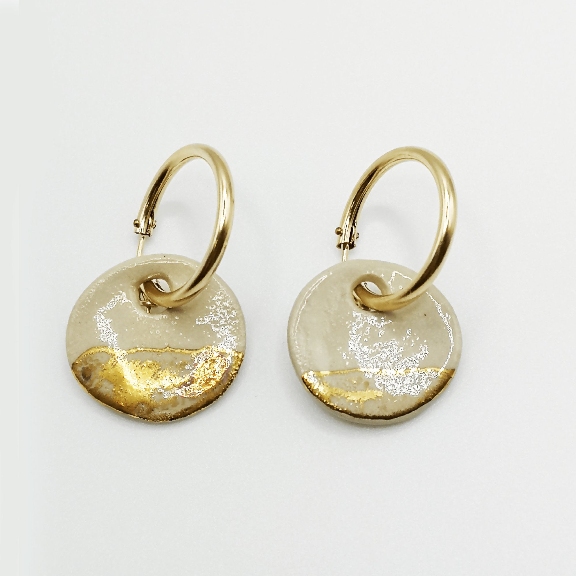 Boucles-d-oreilles-blanc-gold-filled-Iris-Fait-mains-Corinne-Ceramique | EMPREINTES Paris | EMPREINTES Paris