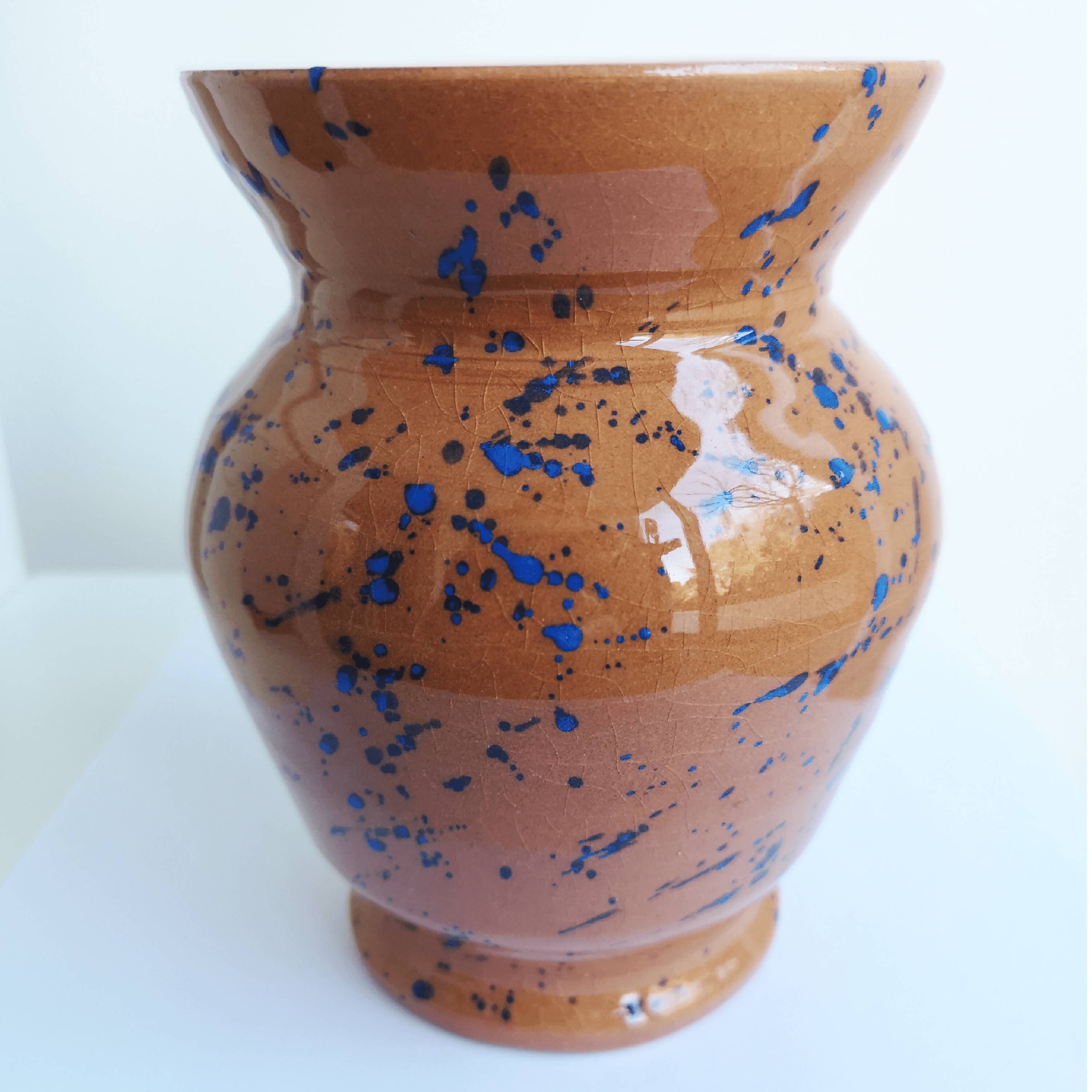 Vase en faïence rouge de provence avec décor moucheté bleu | EMPREINTES Paris | EMPREINTES Paris