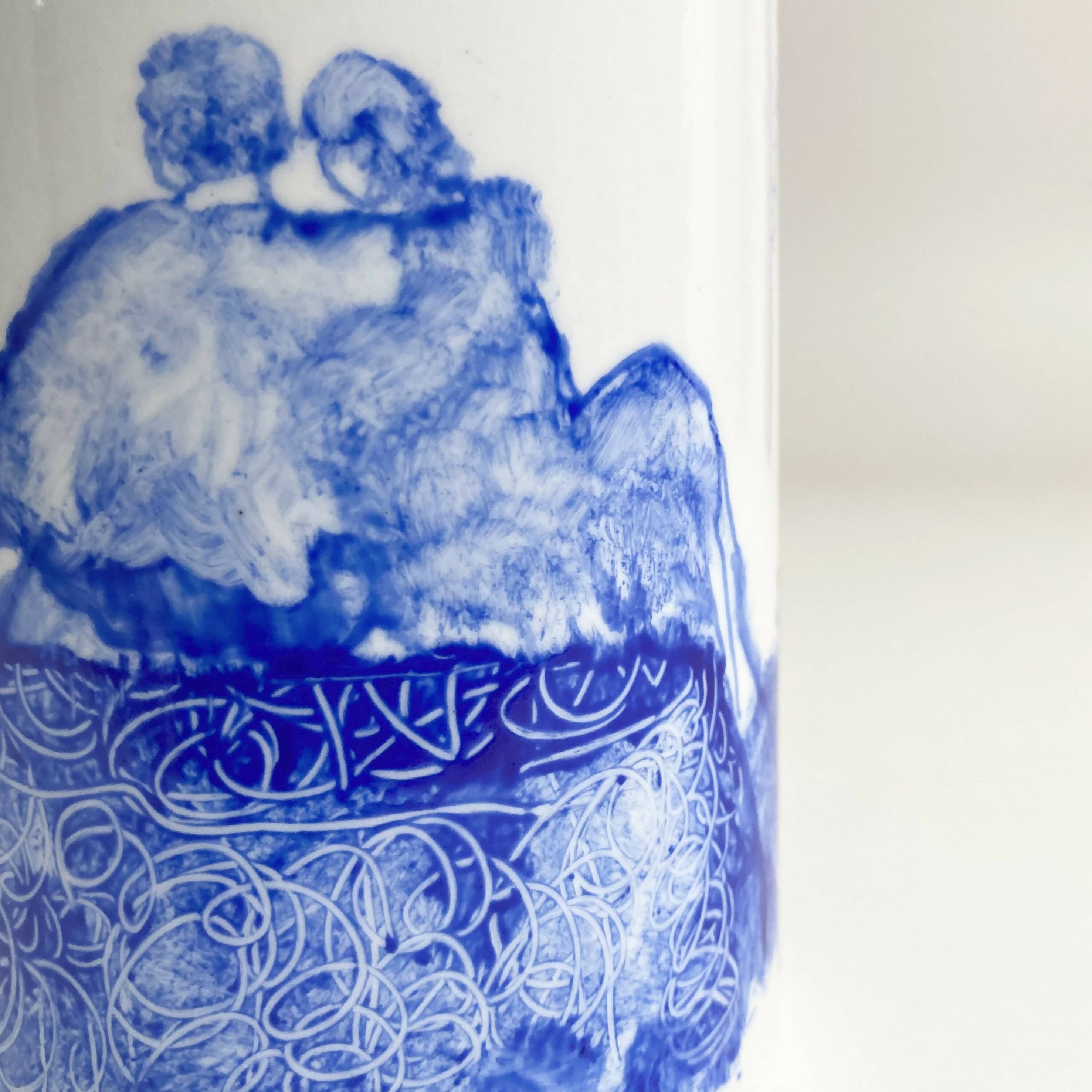 Vase couple méditant bleu | EMPREINTES Paris | EMPREINTES Paris