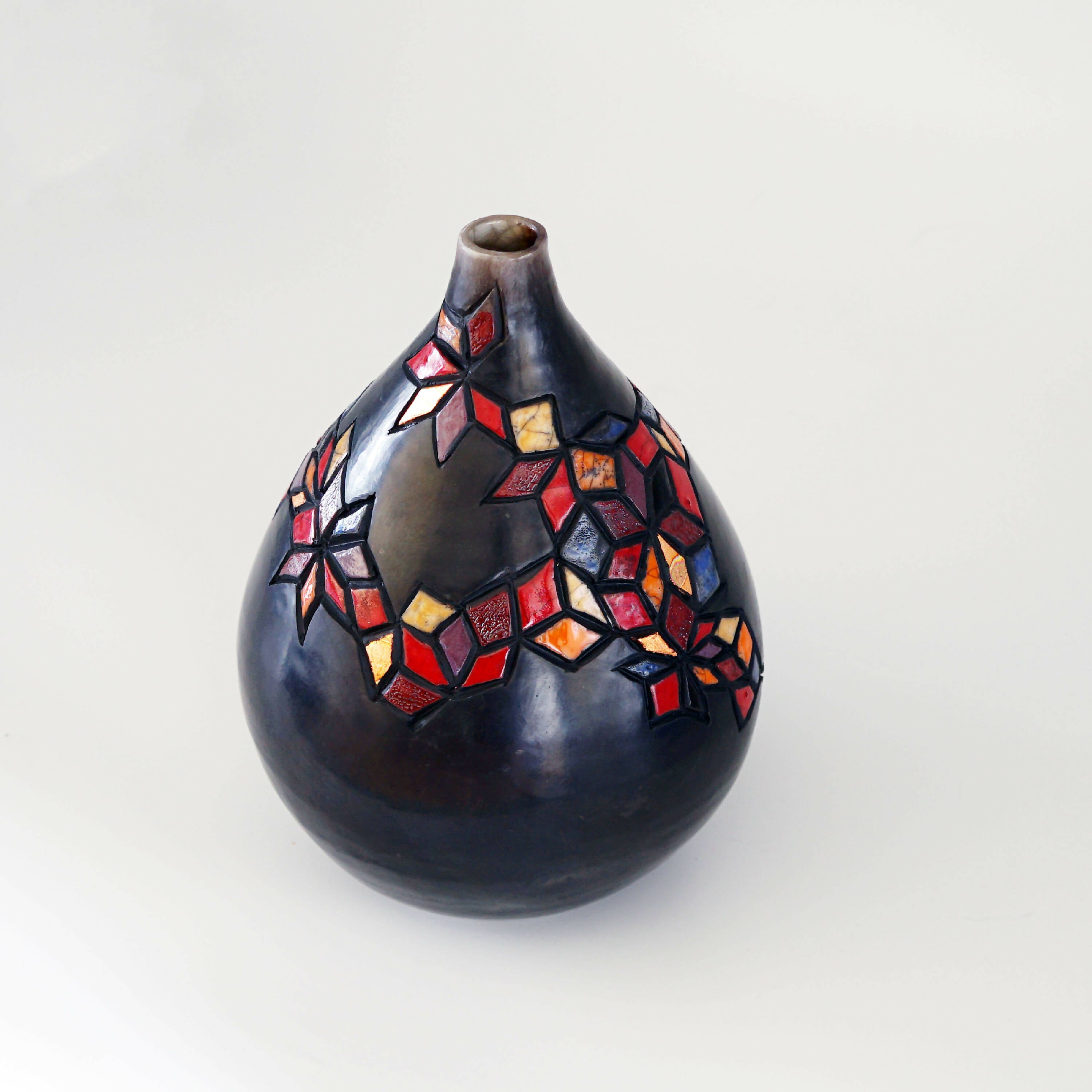 Vase Raku avec une petite fossette et des motifs de losanges | EMPREINTES Paris