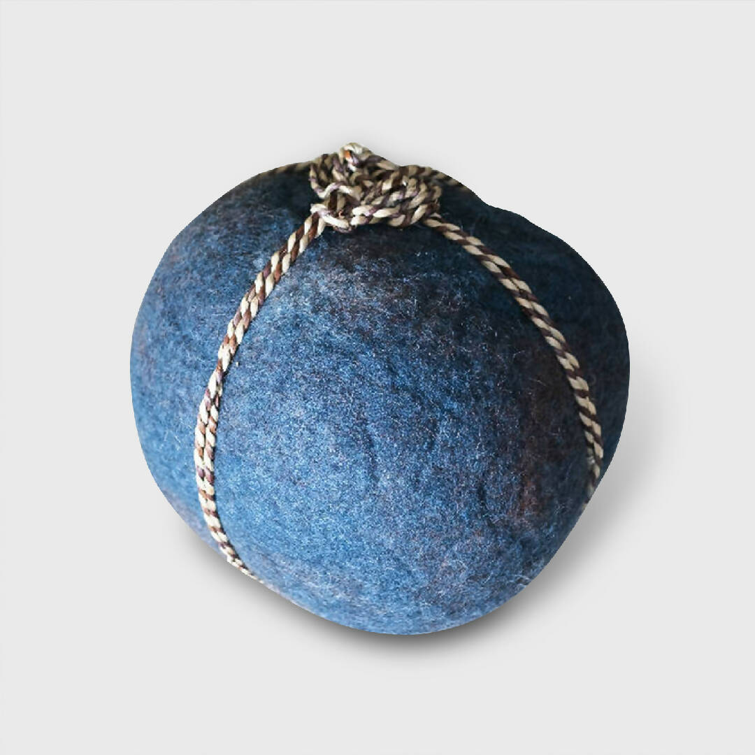 Sculpture en laine Pierre du Silence - bleu Indigo | EMPREINTES Paris