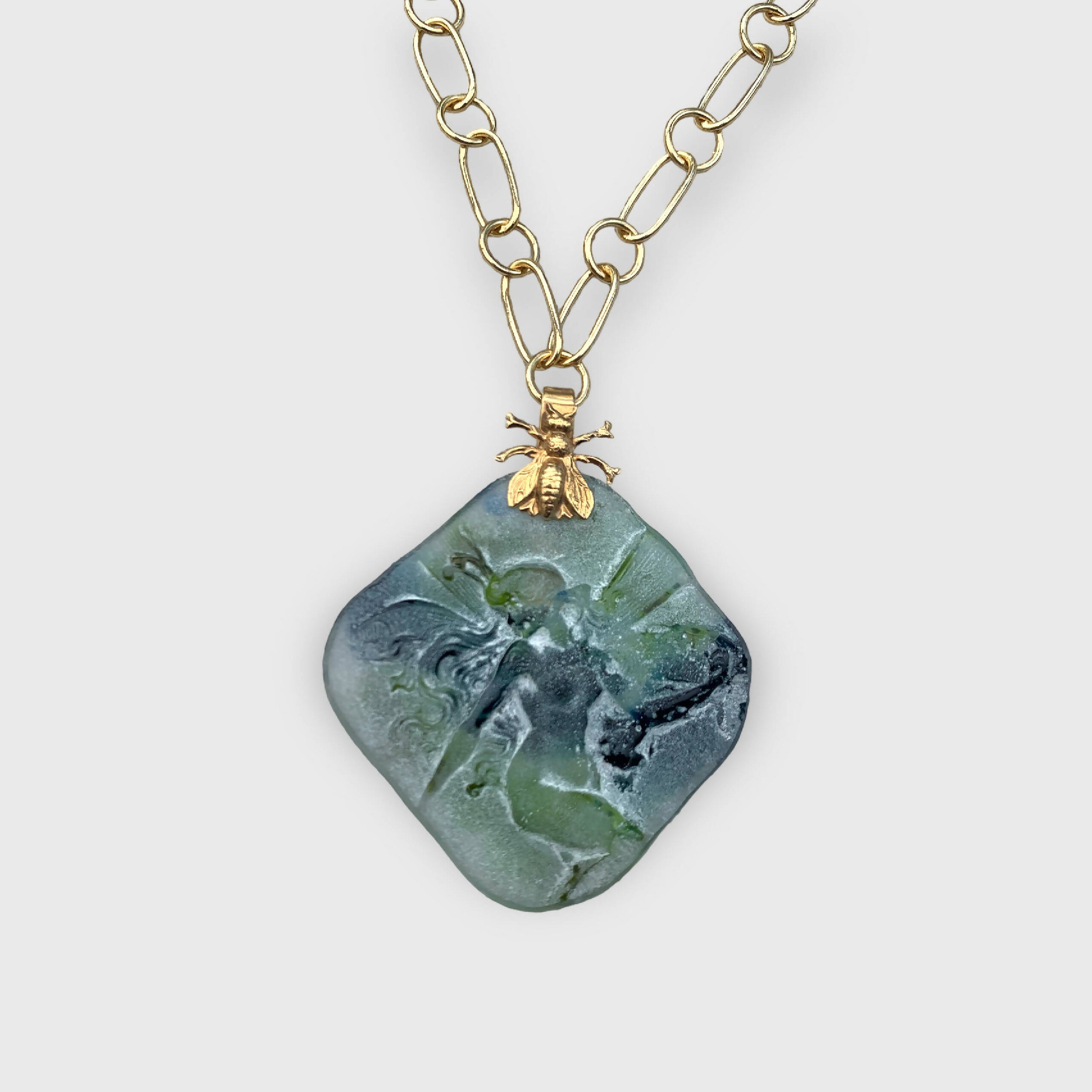 fee, femme ailée, vert, onirique, bijou symbolique, ethnique, romantique, chic bohème, amoureux, collier pour femme, art déco, art nouveau, idées cadeaux pour elle, saint Valentin, piece unique, bijoux doré, tour de cou, pate de verre, cristal | EMPREINTES Paris