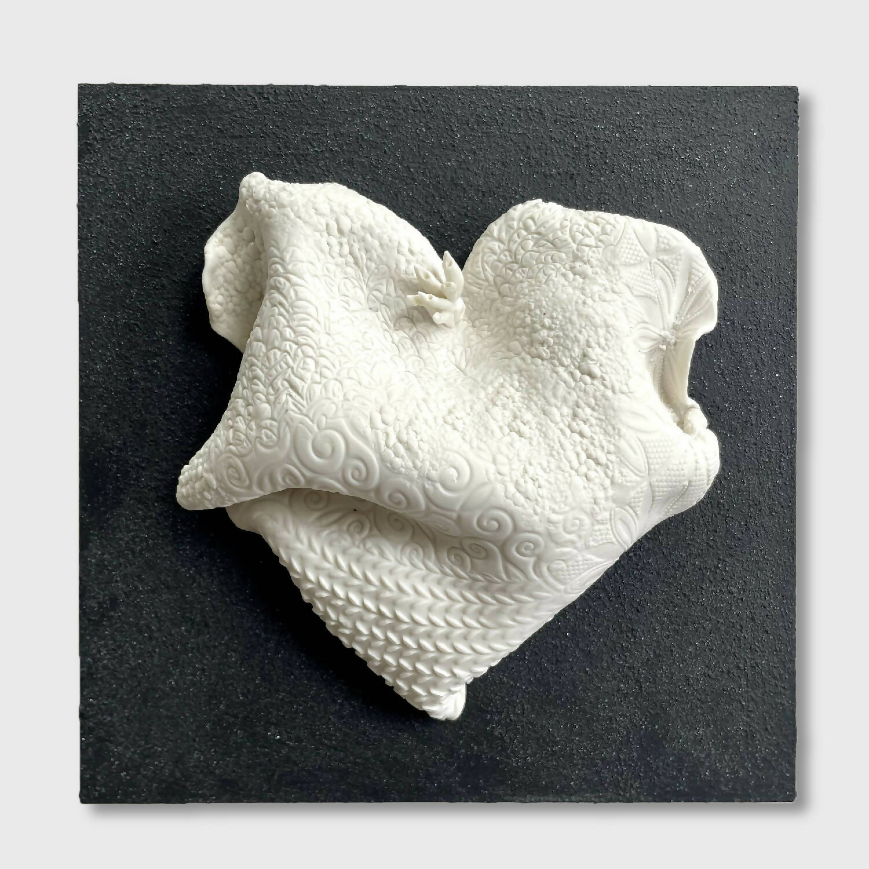 bas_relief_tableau_collection_coeur_porcelaine_dentelle_3_guenaelle_grassi copie | EMPREINTES Paris