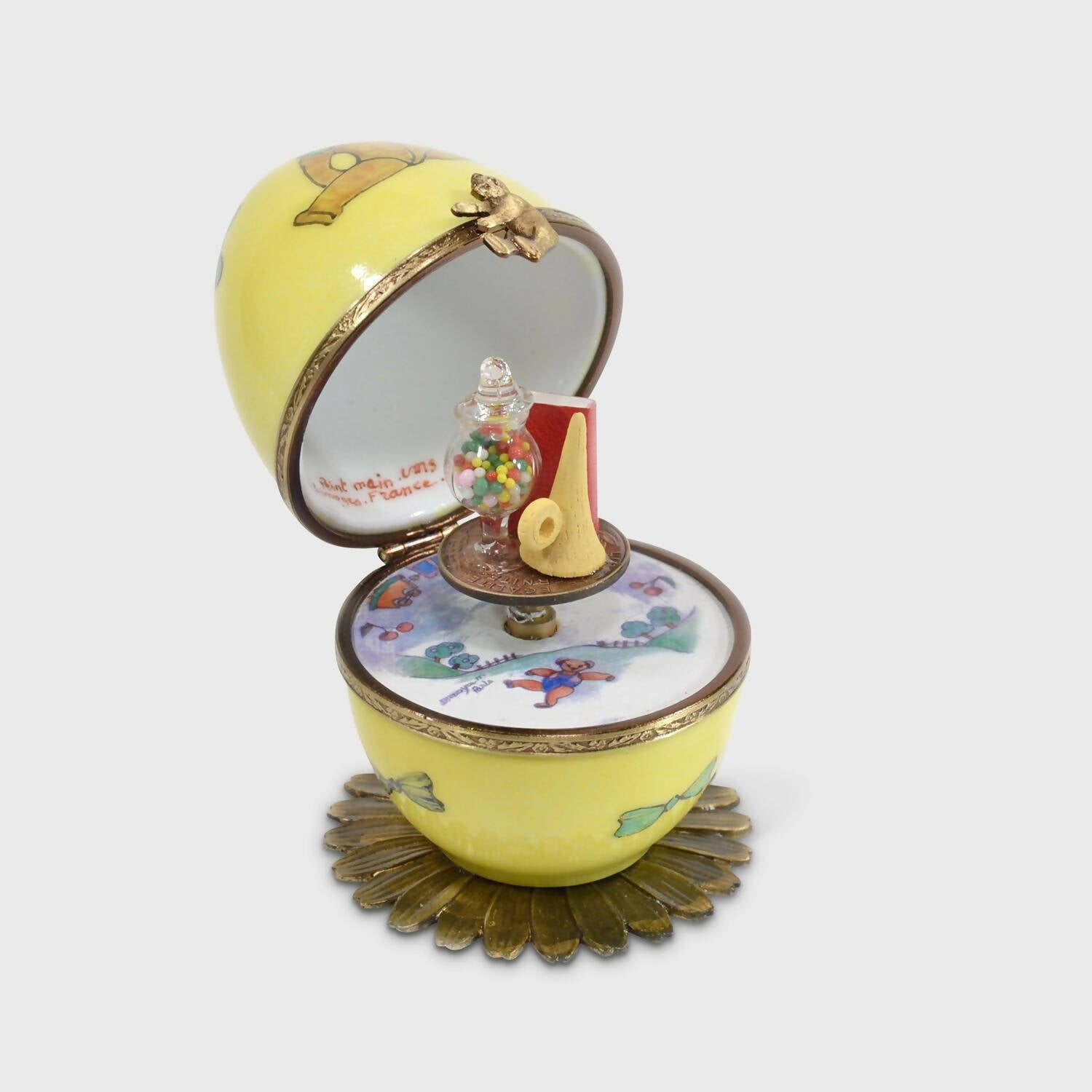 Œuf musical jaune ourson brun et jouets | EMPREINTES Paris