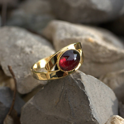 Bague EMULSIA plaqué or avec un grenat. | EMPREINTES Paris - EMPREINTES Paris