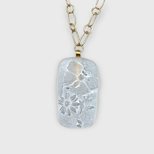 papillon, floral, fleurs, pastel blanc, bijou symbolique, ethnique, romantique, chic bohème, amoureux, collier pour femme, art déco, art nouveau, idées cadeaux pour elle, saint Valentin, piece unique, bijoux doré, tour de cou, pate de verre, cristal | EMPREINTES Paris - EMPREINTES Paris