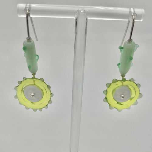 Boucles d'oreilles Tournesols verts aux coeurs blancs, tiges vertes | EMPREINTES Paris - EMPREINTES Paris