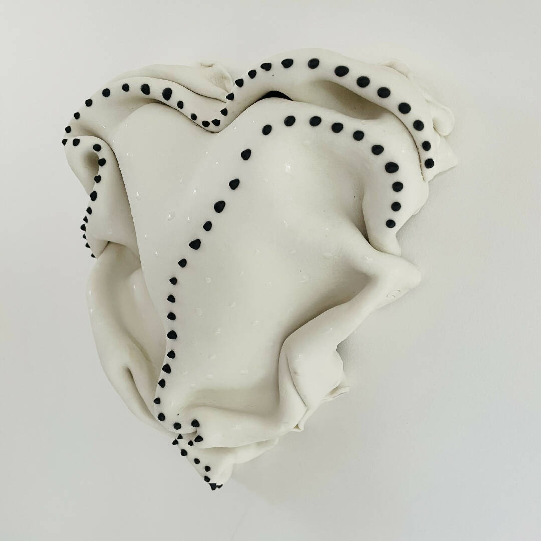 Bas relief tableau collection cœur porcelaine picots noirs | EMPREINTES Paris | EMPREINTES Paris