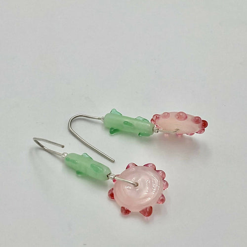 Boucles d'oreilles Tournesols rose opaline, pétales roses à l'or et tiges vertes | EMPREINTES Paris - EMPREINTES Paris