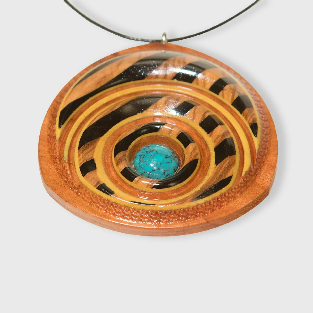 Pendentif en prunier, olivier, ébène, difou et turquoise de Chine | EMPREINTES Paris