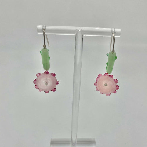 Boucles d'oreilles Tournesols rose opaline, pétales roses à l'or et tiges vertes | EMPREINTES Paris - EMPREINTES Paris