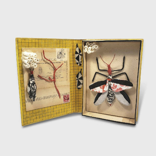 Sculpture Le livre jaune et insecte | EMPREINTES Paris - EMPREINTES Paris