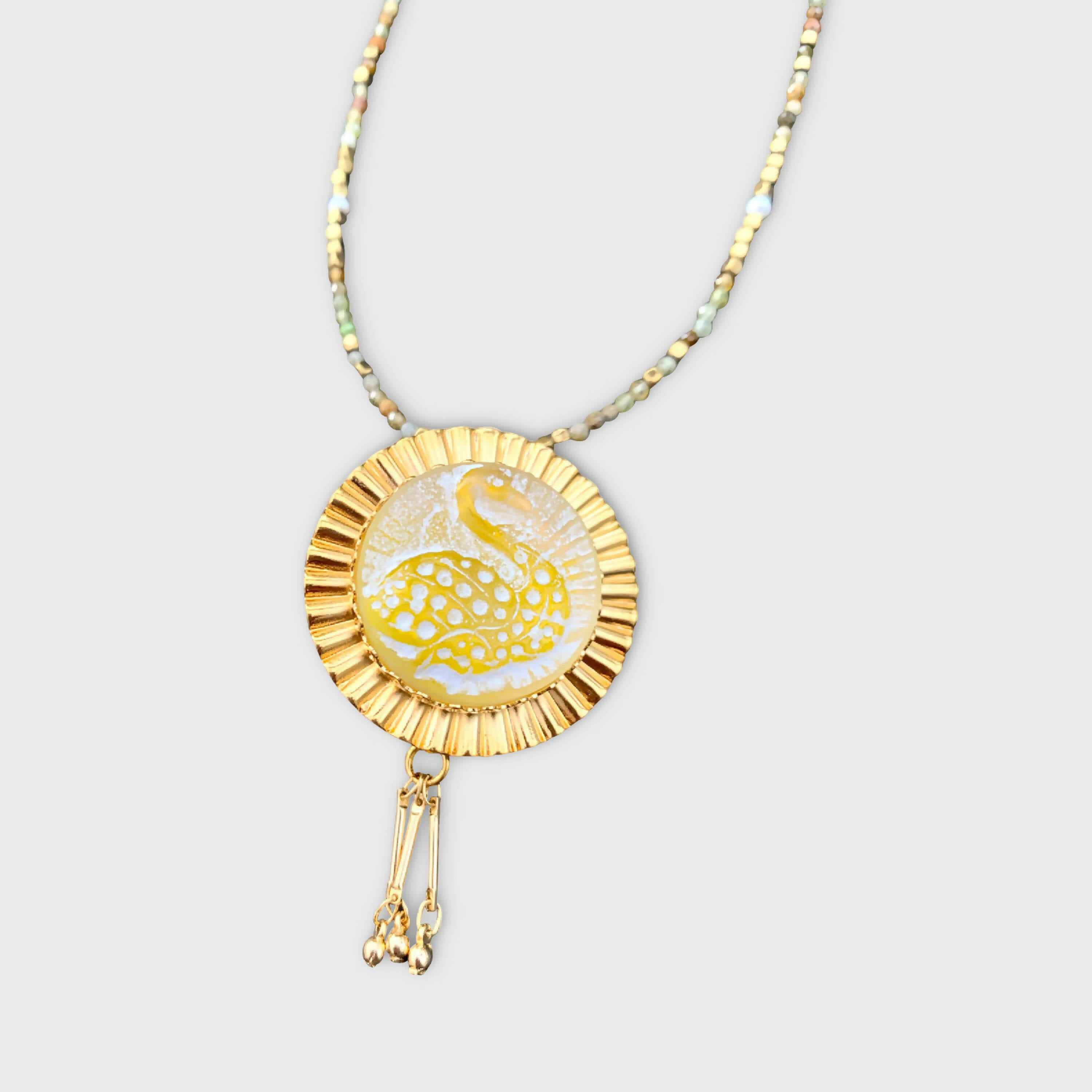 cygne, animal ailé, oiseau, onirique, pastel, blanc, majestueux, bijou symbolique, ethnique, romantique, chic bohème, amoureux, collier pour femme, art déco, art nouveau, idées cadeaux pour elle, saint Valentin, piece unique, tour de cou, pierre semi-precieuse, pate de verre, cristal | EMPREINTES Paris