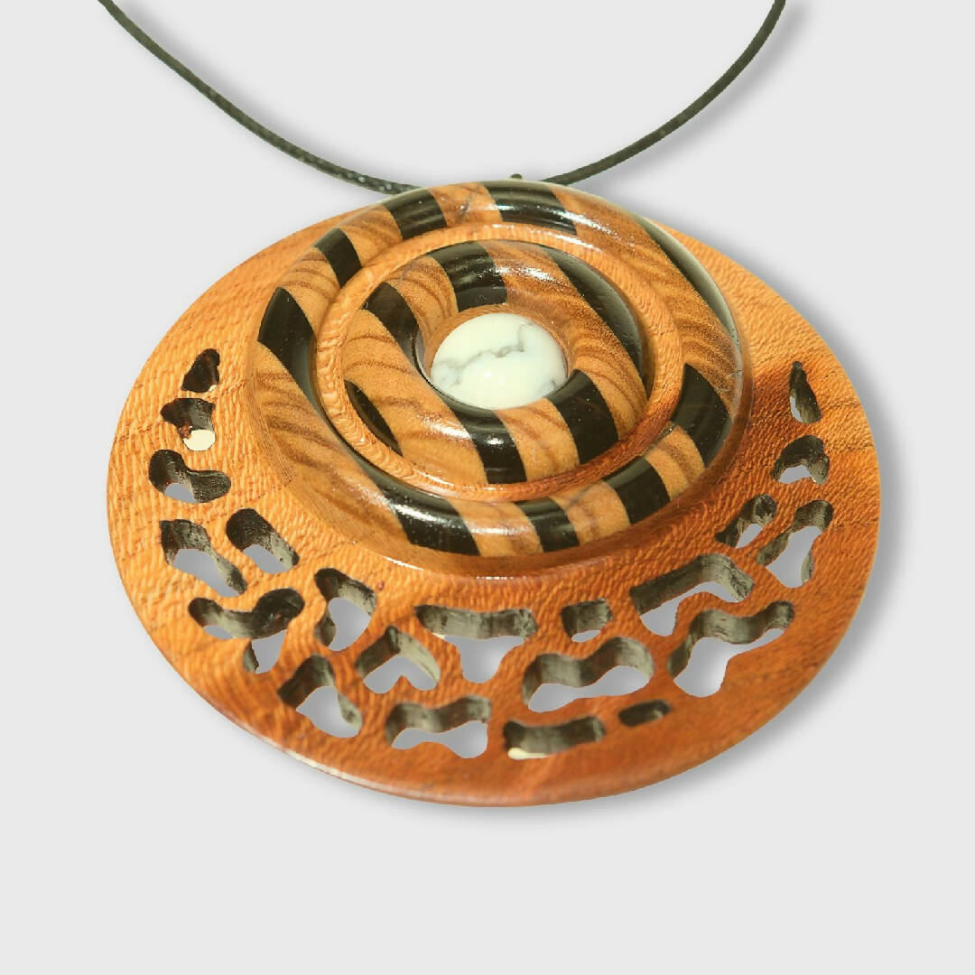 Pendentif en amandier, olivier, ébène et pierre fine (Howlite) | EMPREINTES Paris