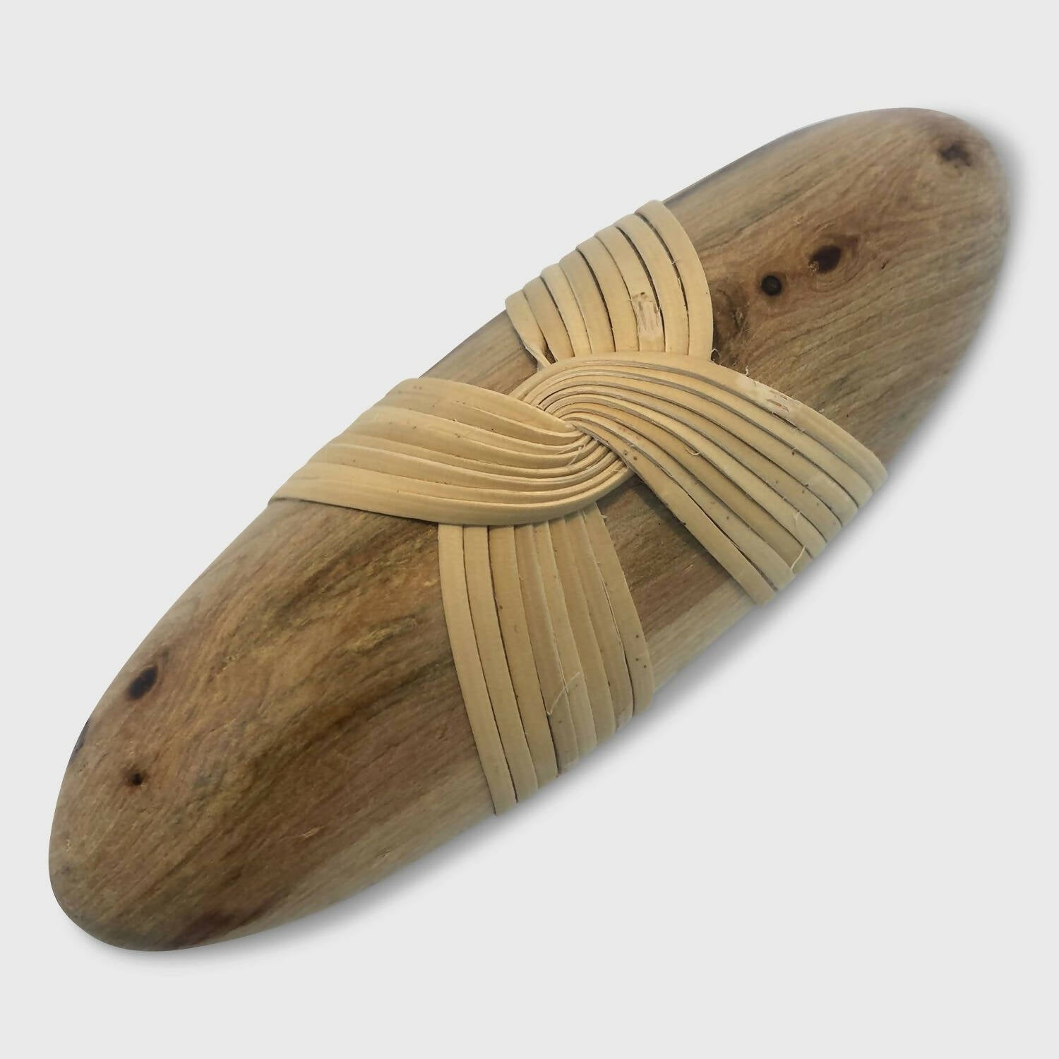 Galet de genévrier cade drapé espacé avec vannerie de rotin | EMPREINTES Paris