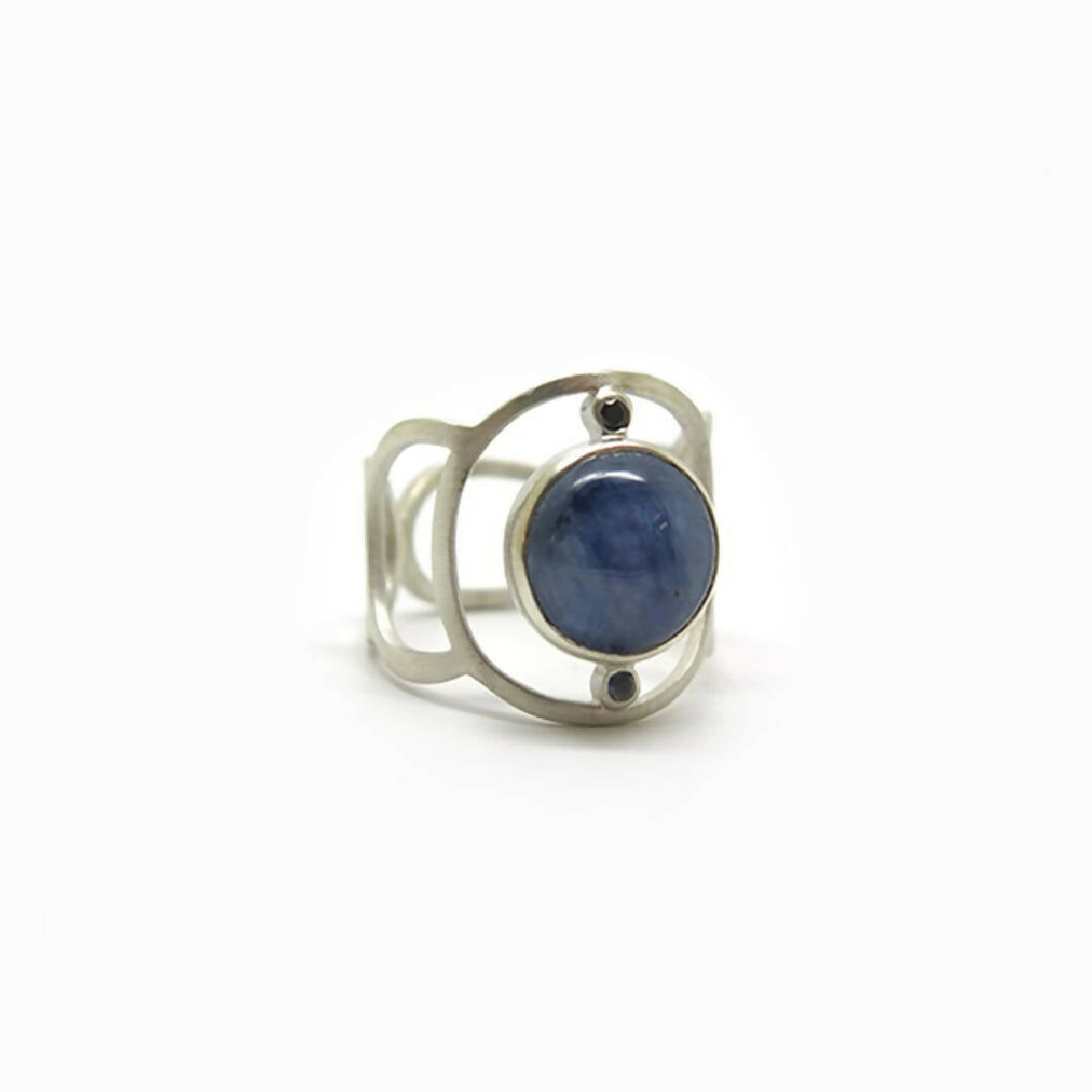 Bague en argent ajouré cabochon de cyanite et spinelles | EMPREINTES Paris