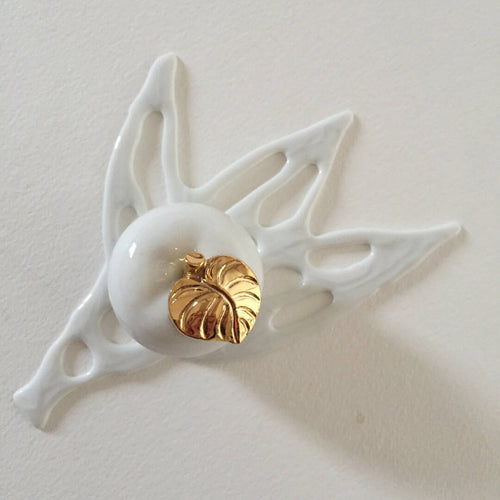 Boite à Bijoux Pomme en porcelaine sur décor floral | EMPREINTES Paris - EMPREINTES Paris