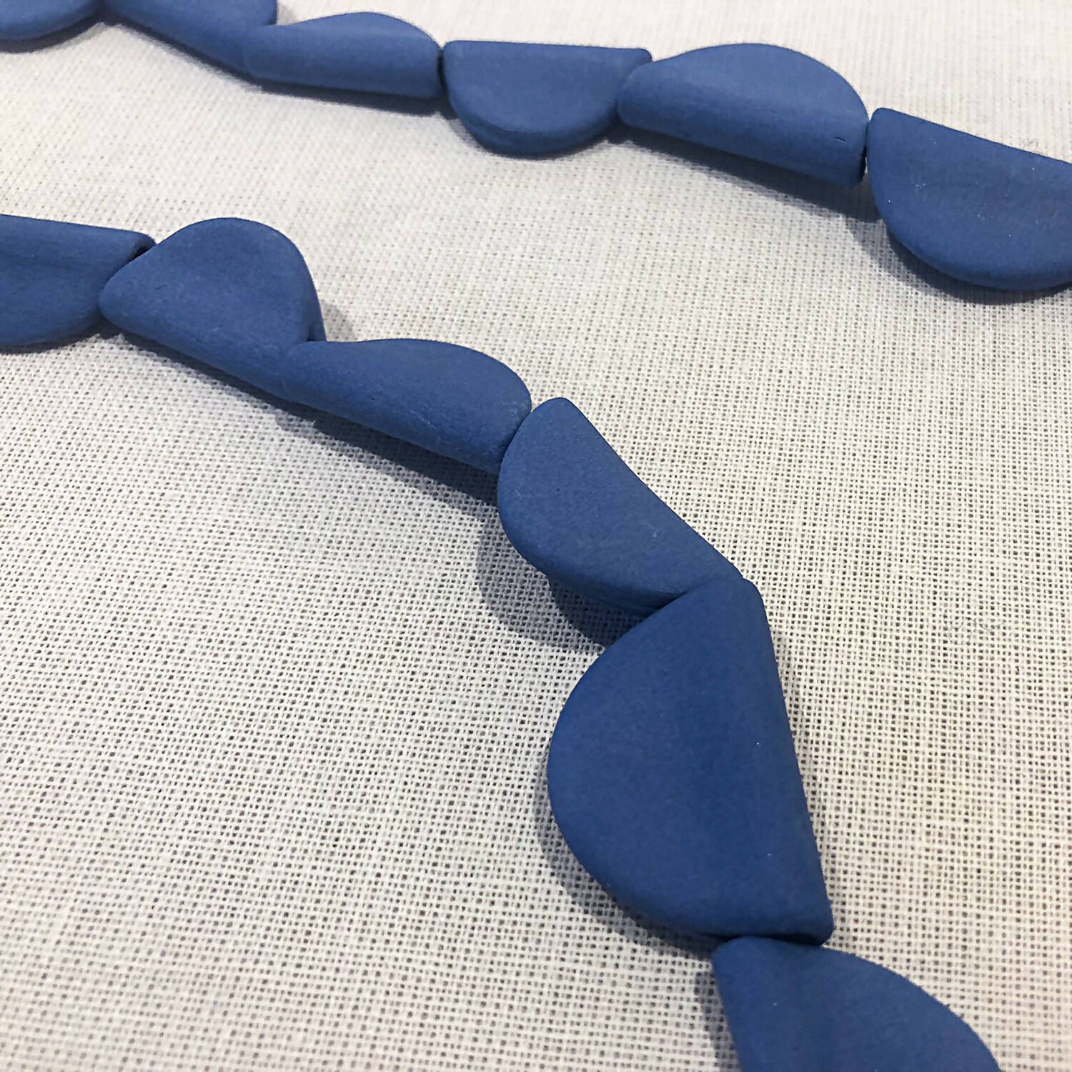 Collier les petits volets porcelaine bleue | EMPREINTES Paris