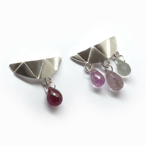 Boucles d'oreilles asymétriques saphirs et rubis | EMPREINTES Paris - EMPREINTES Paris